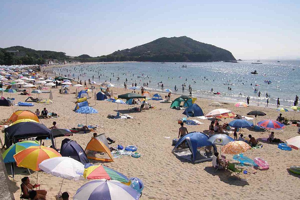 ゴザ白浜の透き通った海と砂浜